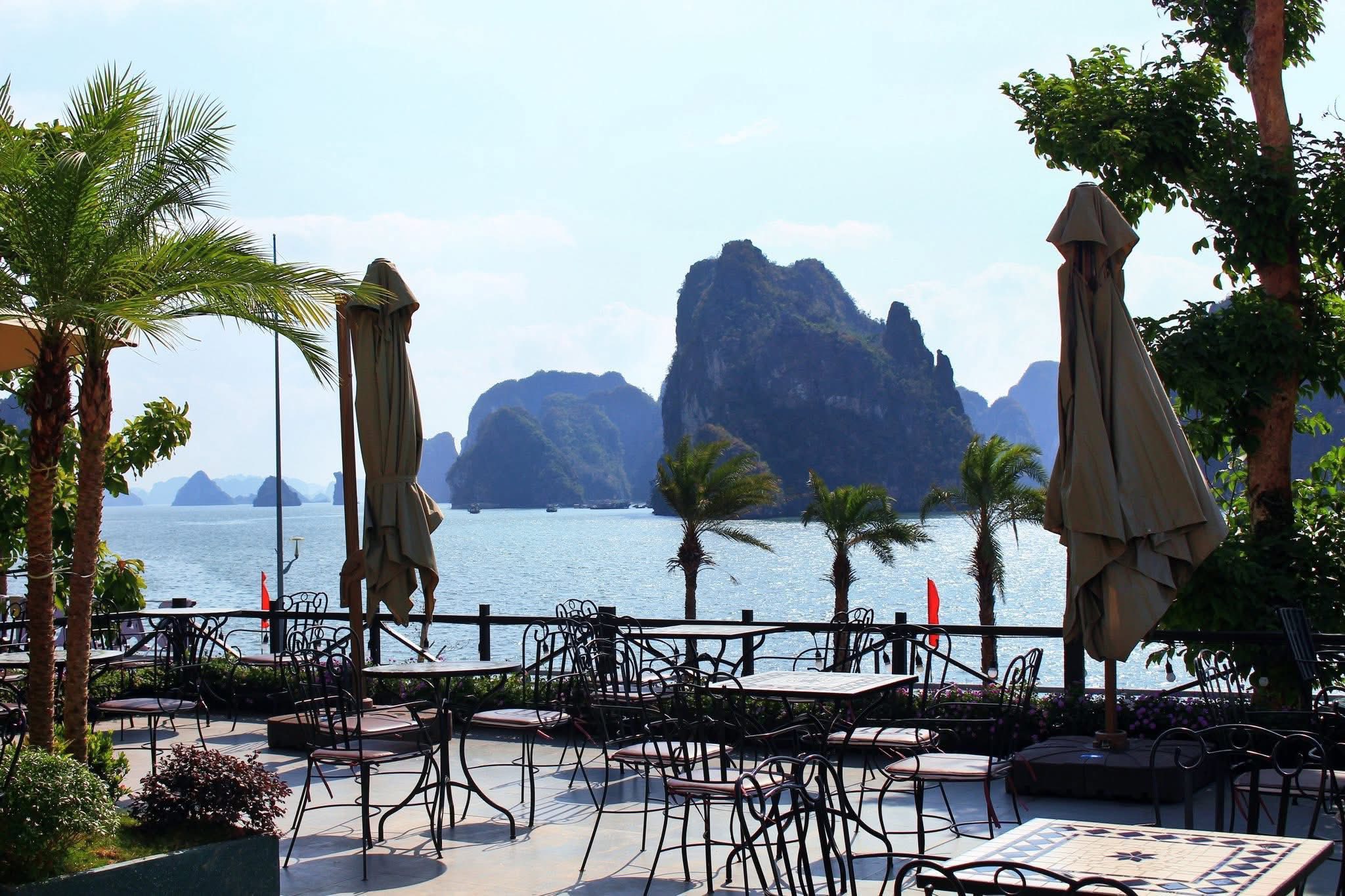 Sân thượng Bayside nhìn ra Vịnh Hạ Long